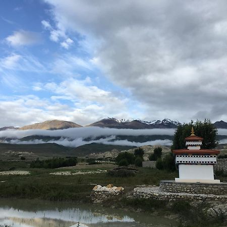 Royal Mustang Resort Nāmbo 外观 照片