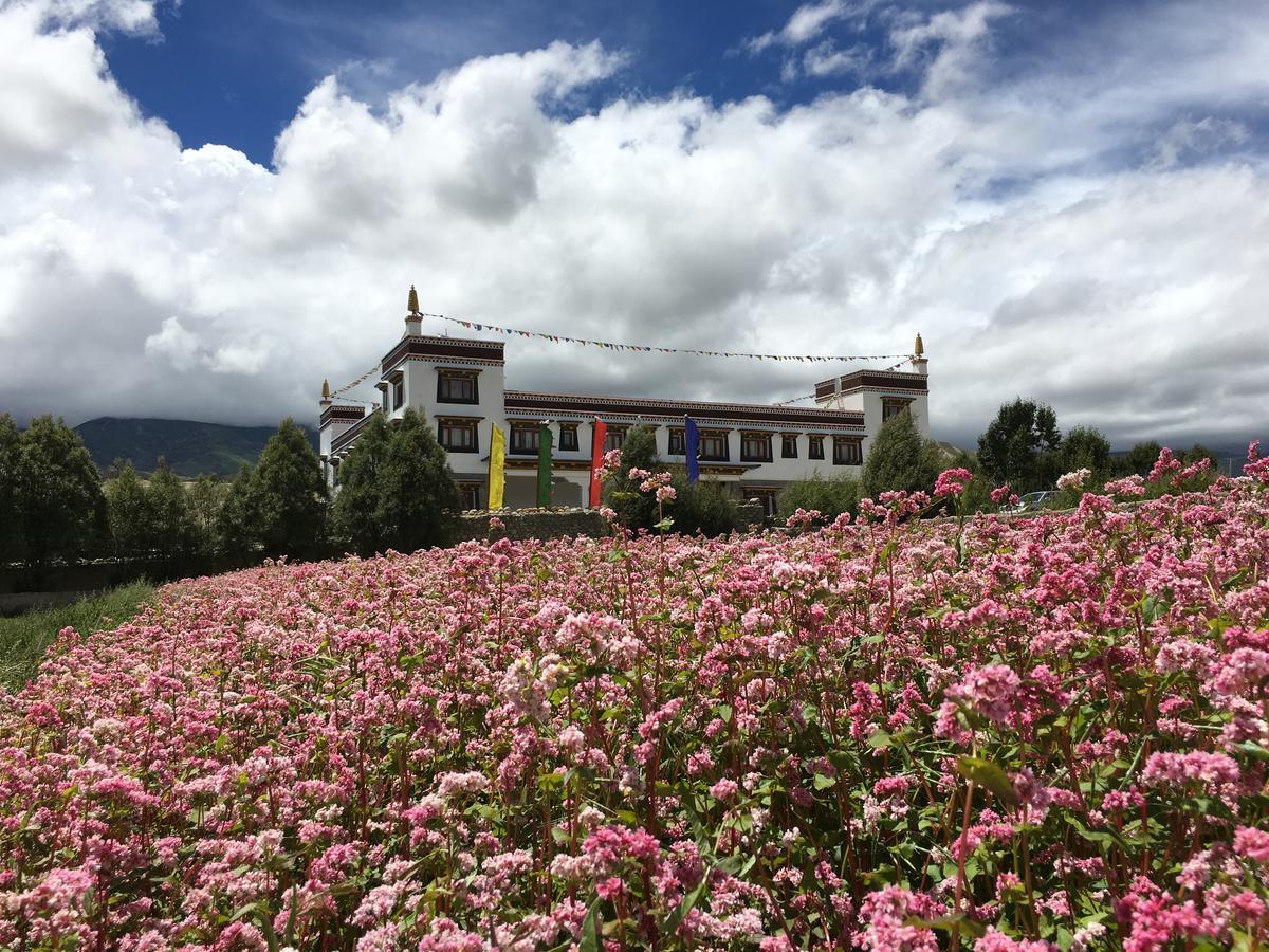 Royal Mustang Resort Nāmbo 外观 照片