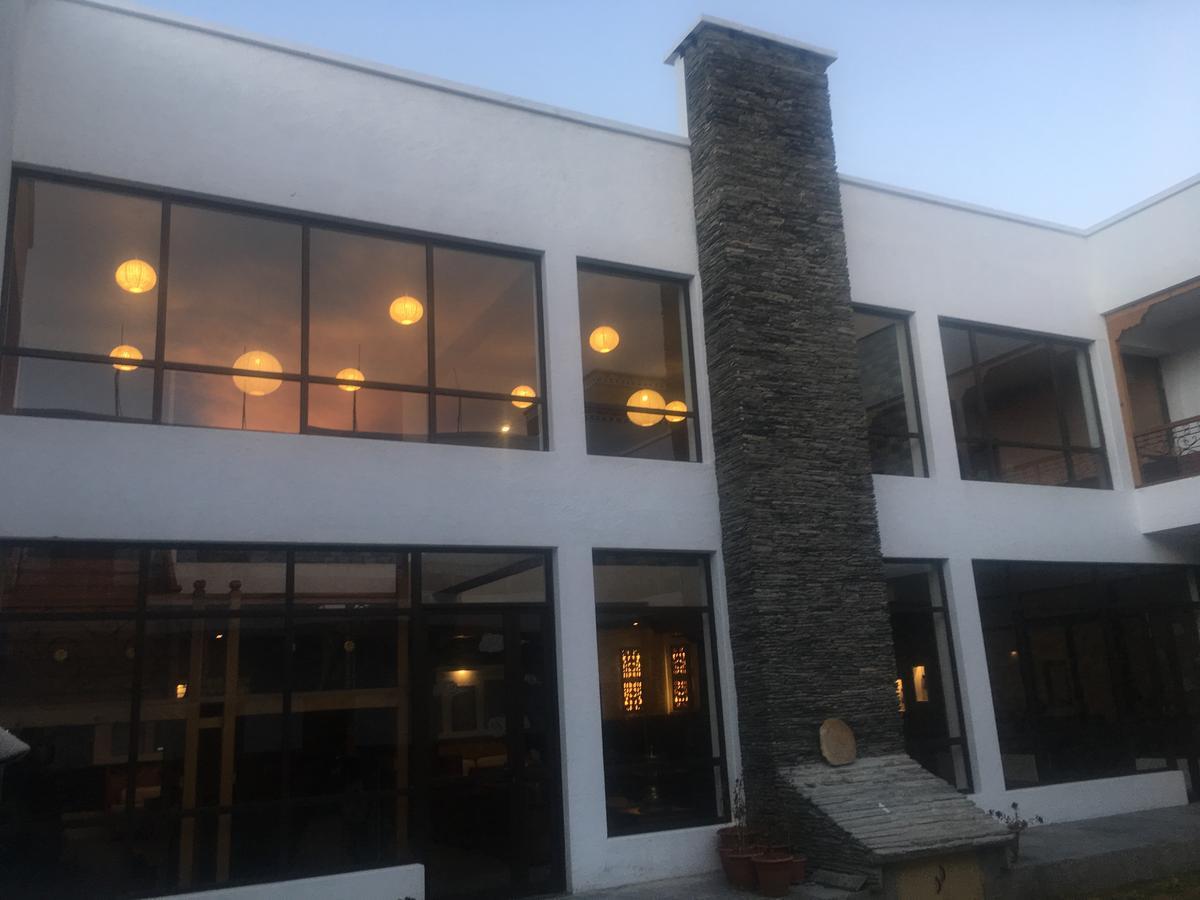Royal Mustang Resort Nāmbo 外观 照片